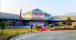 गण्डकी प्रदेशसभा बैठककक्षमा खुट्टा छिराउ नै धौधौ पर्ने टेबुल र कुर्ची